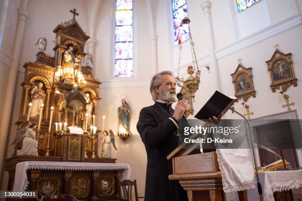 牧師 - religious mass 個照片及圖片檔