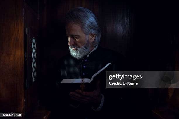 cabina de confesión - sacerdote fotografías e imágenes de stock