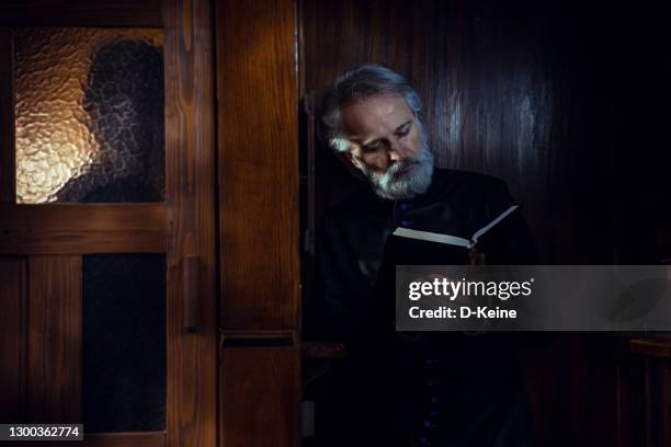 cabina de confesión - confesión evento religioso fotografías e imágenes de stock