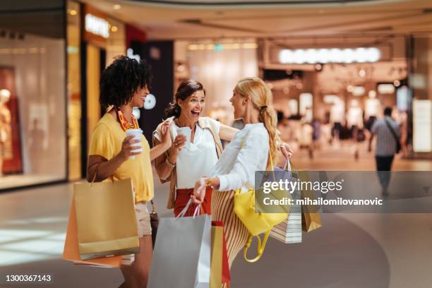 encontrar amigos é sempre um sentimento feliz - shopping mall - fotografias e filmes do acervo