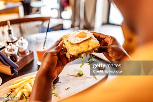 ¡este es un maldito buen sándwich! - vista por la espalda fotografías e imágenes de stock
