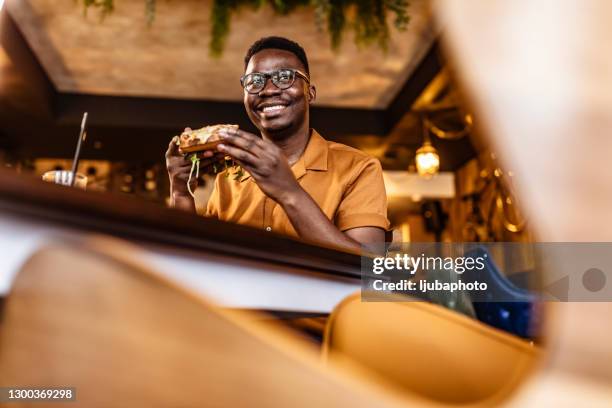 junk food plezier - bbq sandwich stockfoto's en -beelden