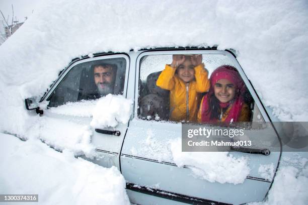 blick aus dem fenster des schneebedeckten autos - winter car window stock-fotos und bilder