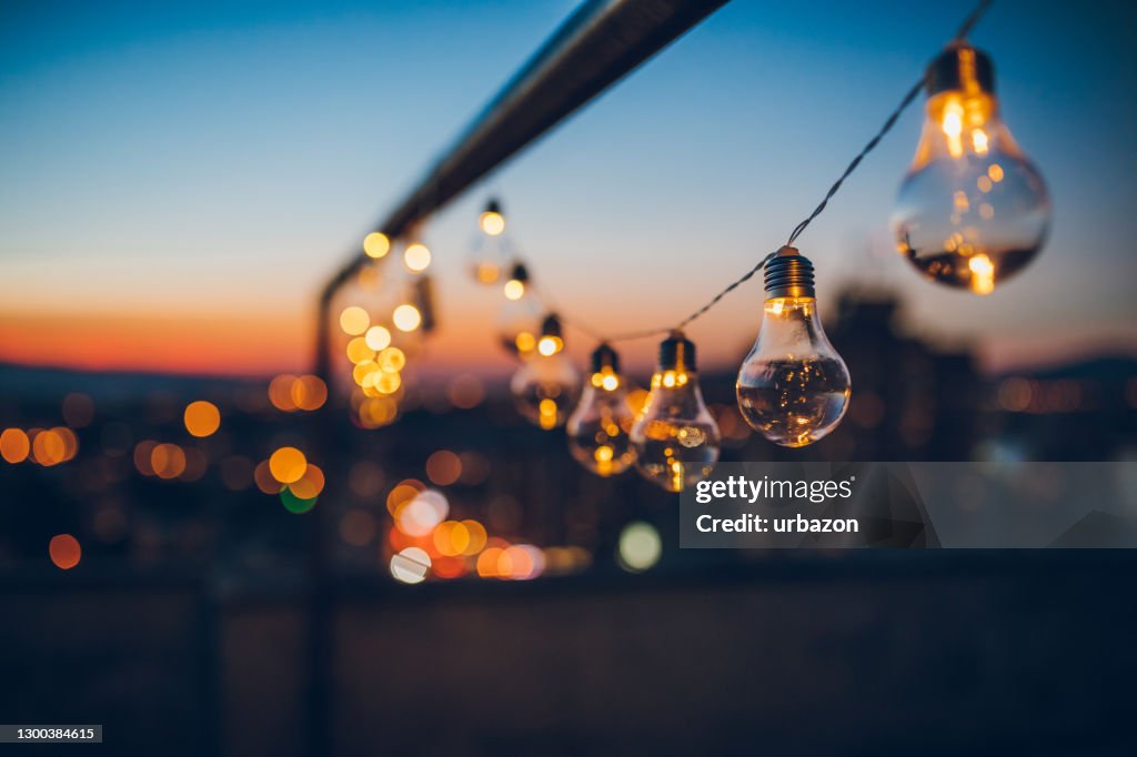 Lampadine a corda al tramonto