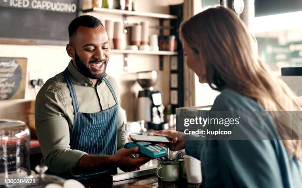 tap-to-pay-technologie is zo handig - betalen stockfoto's en -beelden