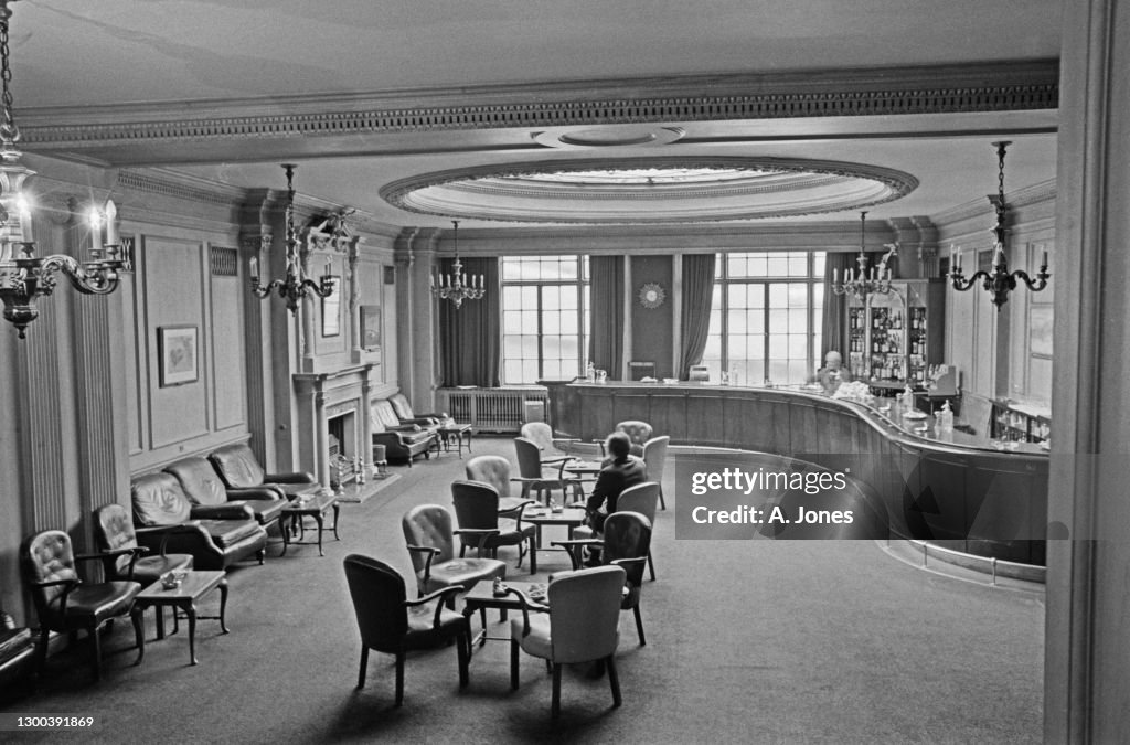 The Rac Club The Long Bar of the RAC or Royal Automobile Club on Pall Mall in ...