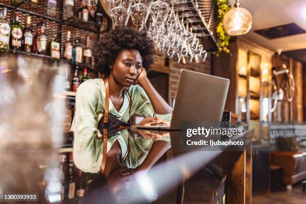 fin de la jornada laboral - barman fotografías e imágenes de stock