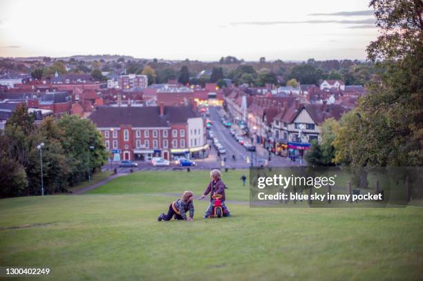 two boys playing together on top of a hill - hitchin photos et images de collection