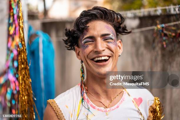 gay man laughing at brazilian carnival - carnaval evento de celebração imagens e fotografias de stock