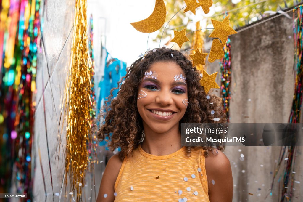 Retrato de adolescente no carnaval brasileiro