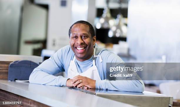 african-american man working in cafeteria - empregado do refeitório imagens e fotografias de stock