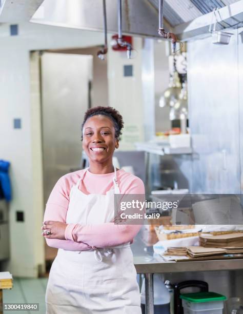 afroamerikanische frau arbeitet in cafeteria-küche - kantinenfrau stock-fotos und bilder