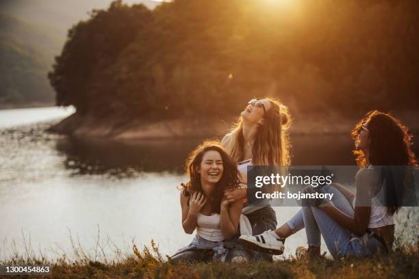 curtindo o dia cheio de risadas - só mulheres jovens - fotografias e filmes do acervo