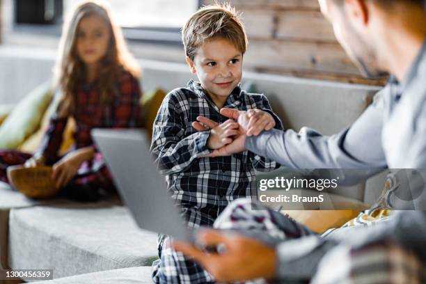 ¡juega conmigo papi, no trabajes! - exigir fotografías e imágenes de stock