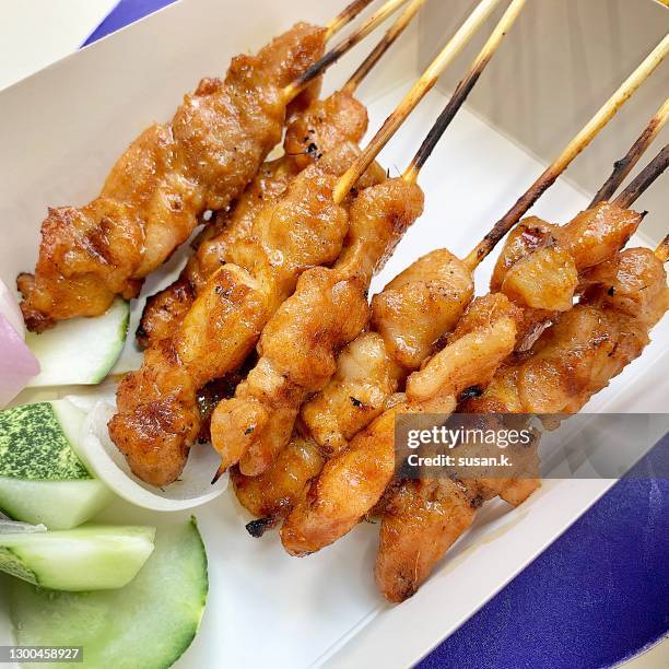 directly above shot ready-to-eat chicken satay served on paper plate. - frango satay - fotografias e filmes do acervo