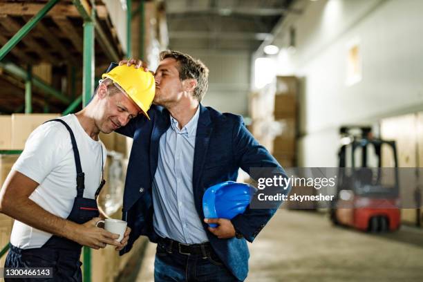 lass mich dich küssen, dass hardhat von dir! - dankbarkeit stock-fotos und bilder