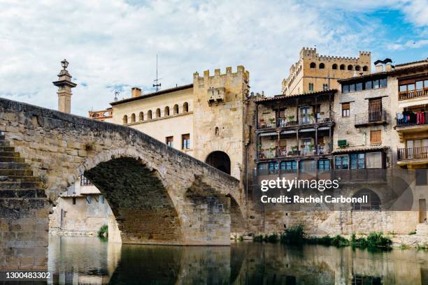 medieval bridge over matarraña river and san roque gate. - teruel stock-fotos und bilder