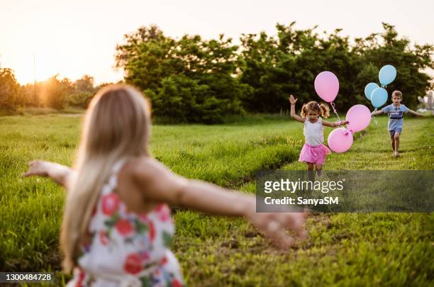 zwangere moeder en haar kinderen die liefde delen - balloon stomach stockfoto's en -beelden