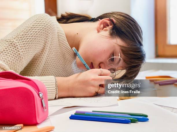 homeschooling - miopía fotografías e imágenes de stock