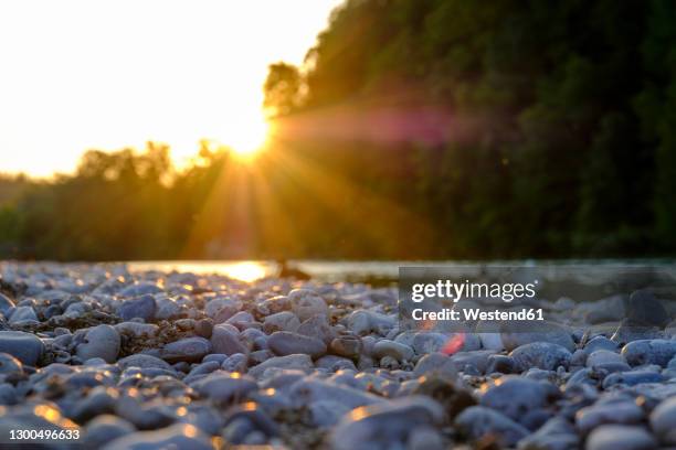 pebbles at isar banks during sunset, bavaria, germany - río isar fotografías e imágenes de stock