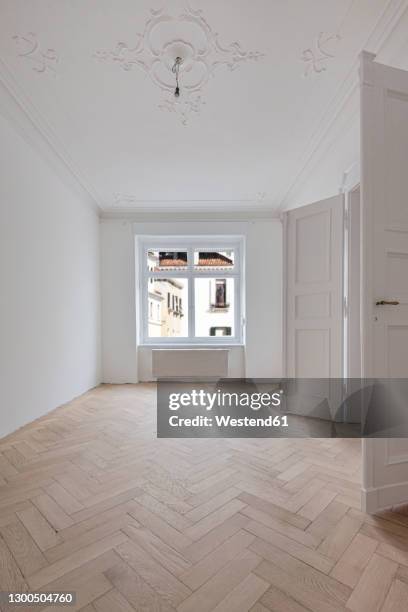 herringbone parquet floor in renovated house - apartment no furniture stockfoto's en -beelden