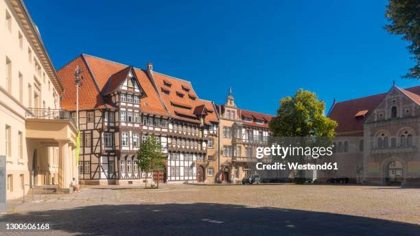 germany, lower saxony, brunswick, empty square surrounded by historic half-timbered houses - braunschweig stock pictures, royalty-free photos & images