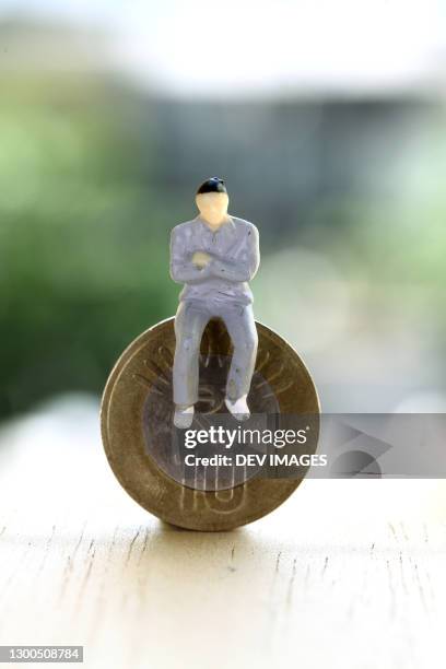 human figurine on rupee coin - beeldje stockfoto's en -beelden