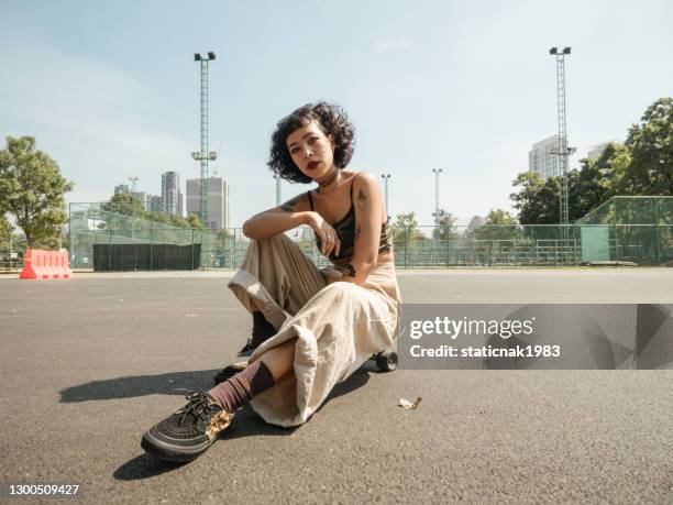 chica adolescente con longboard en el parque de skateboard. - street style fotografías e imágenes de stock