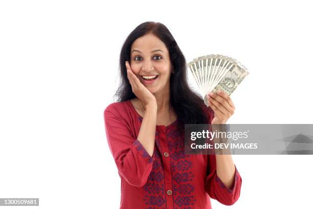 excited young indian woman holding indian currency notes - 2000 rupees stock pictures, royalty-free photos & images