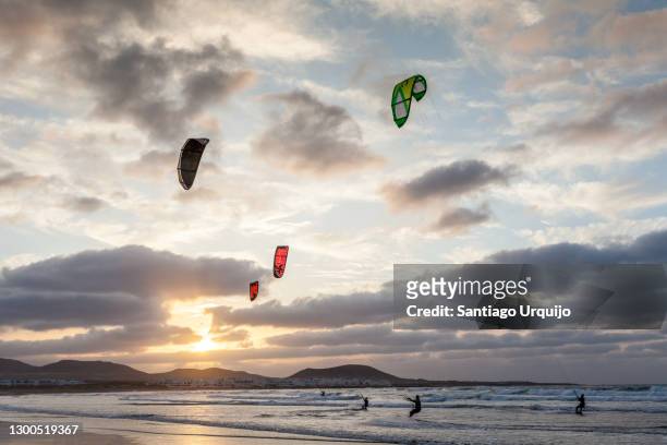 kitesurfing in famara beach at sunset - lanzarote stockfoto's en -beelden