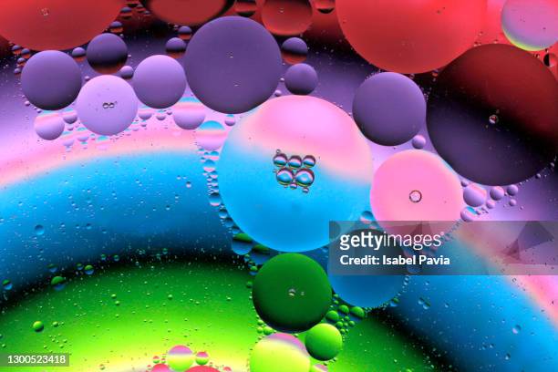 colorful image of oil drops floating on water - chemistry macro stock-fotos und bilder