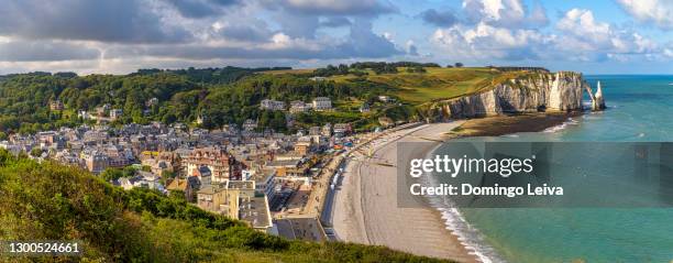 les falaises d'etretat, etretat, seine-maritime department, normandy, france - erosion stock pictures, royalty-free photos & images