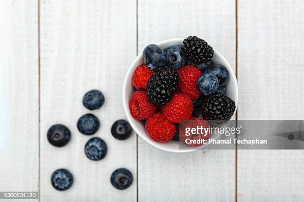 a bowl of fresh mixed berries - bowl of blueberries stockfoto's en -beelden