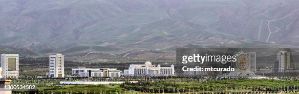 ashgabat, turkmenistán - horizonte del distrito gubernamental de archabil avenue - ashgabat turkmenistan fotografías e imágenes de stock