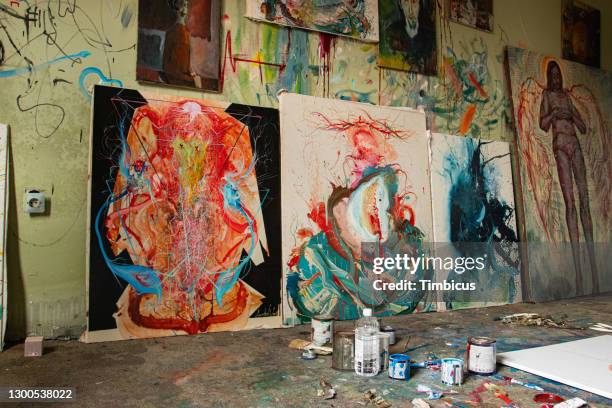 抽象繪畫、藝術家的調色板和不同顏色的繪畫 - art studio 個照片及圖片檔