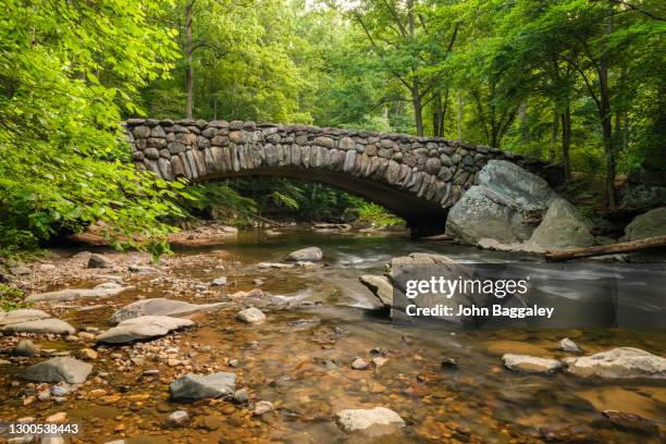 springtime at boulder bridge - roca grande fotografías e imágenes de stock