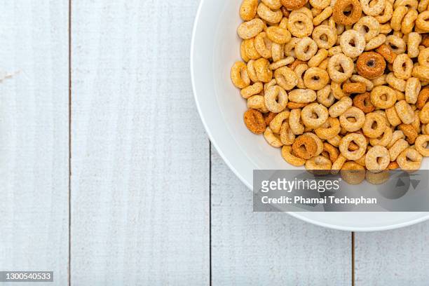 a bowl of cereal loops - cheerios stock-fotos und bilder