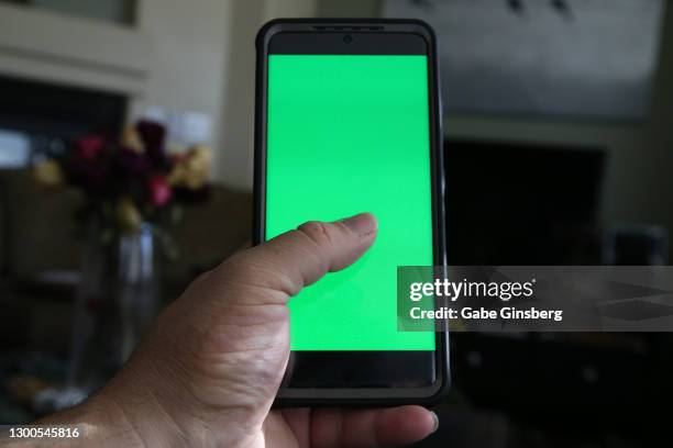 using cell phone green screen - pollice parte del corpo foto e immagini stock