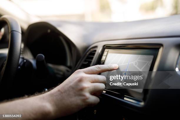 personne vérifiant des directions au lecteur de médias de voiture - système gps photos et images de collection