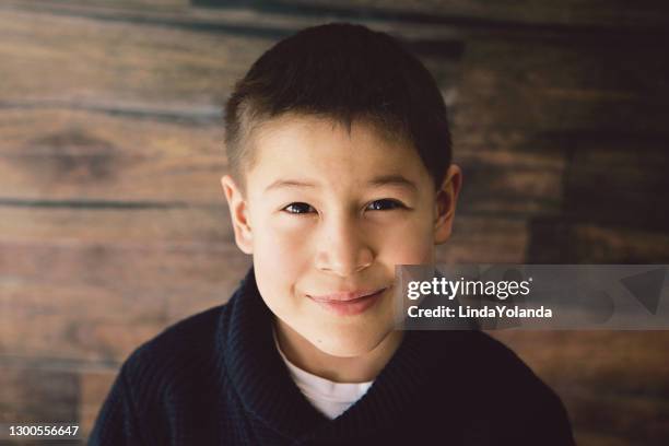 jongen die glimlacht - boy indian stockfoto's en -beelden