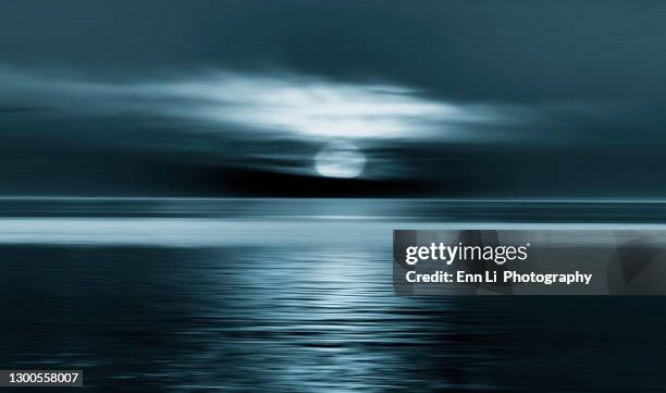 moonrise over sea - maanlicht stockfoto's en -beelden