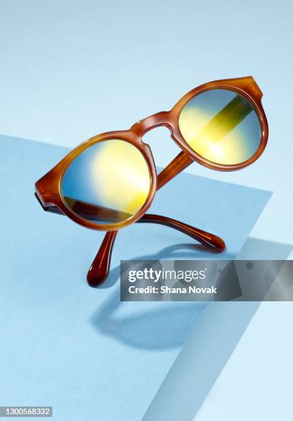 sunglass trends - fashion photography stockfoto's en -beelden