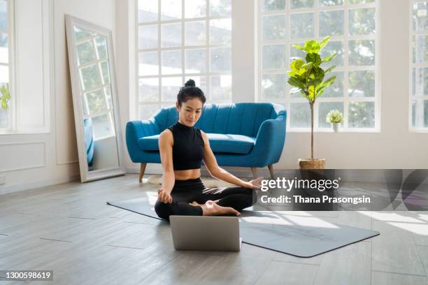 Exercise Tutorial Photos and Premium High Res Pictures - Getty Images