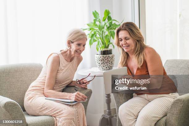 twee vrouwen die thuis werken. - using mobile stockfoto's en -beelden