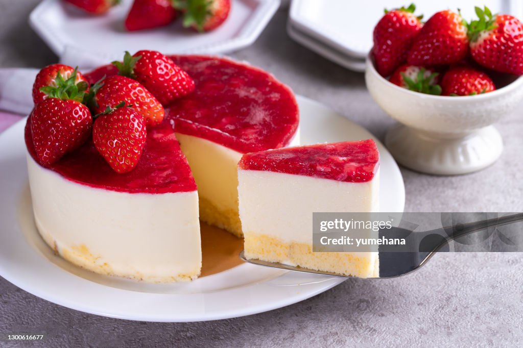 Homemade cheesecake with white chocolate and strawberries