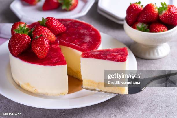 homemade cheesecake with white chocolate and strawberries - cheesecake imagens e fotografias de stock