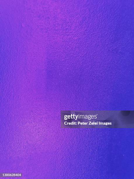 purple metallic background - purple texture foto e immagini stock