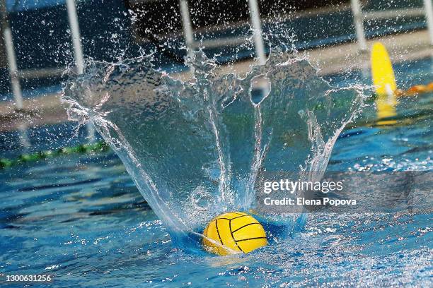 water polo ball with huge water splash around - waterpolo fotografías e imágenes de stock