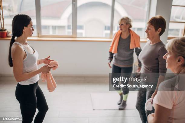 grupo de mujeres en clase de yoga - yoga caliente fotografías e imágenes de stock