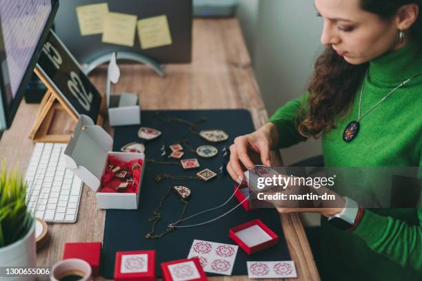 negocio de joyería hecha a mano desde casa - neckwear fotografías e imágenes de stock